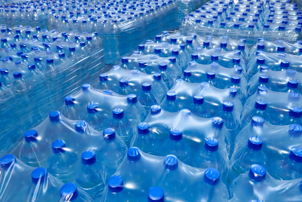 Butelki wody mineralnej opakowane w folię z rękawa termokurczliwego – gralapack.com.pl